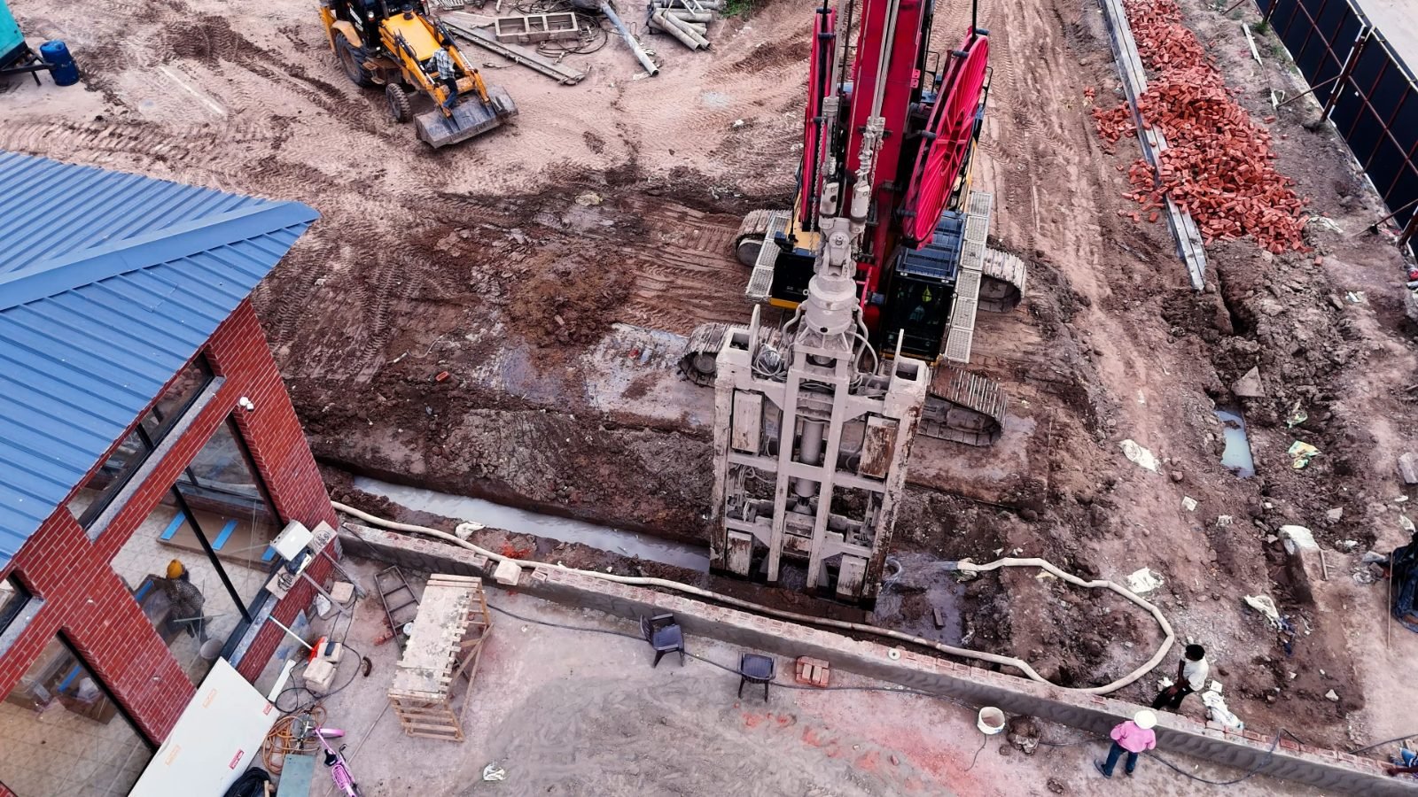 Hydraulic grab lowered into the guide wall